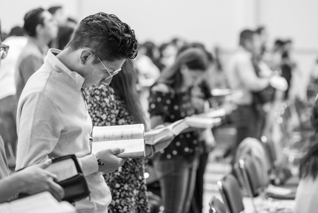 Foto de Israel Torres People gathering for prayer and reading in a church in Ciudad de México.